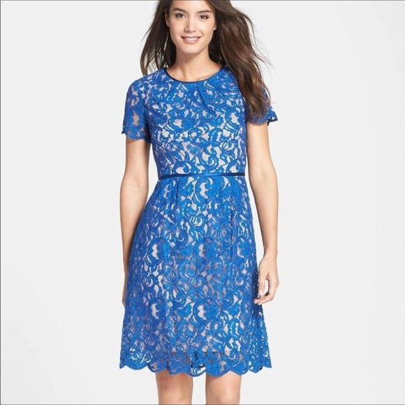 Adrianna Papell Dresses & Skirts - Adrianna Papell Scalloped Lace Dress Size 2